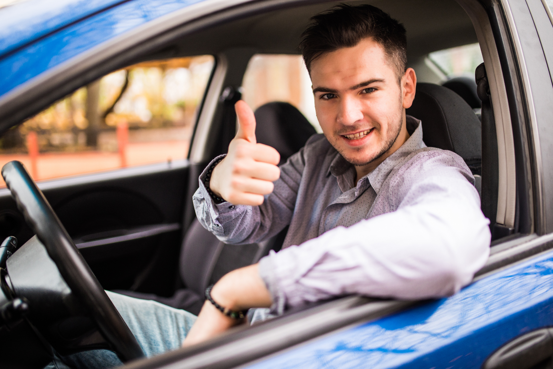 Aluno em carro durante o aprendizado