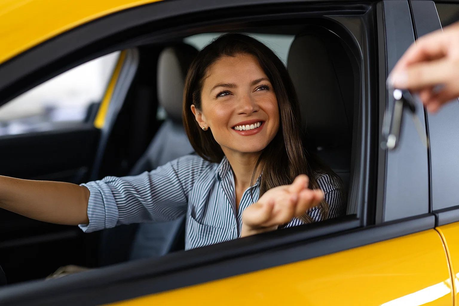Aluna da Autoescola Cidade Alta recebendo a chave de um carro